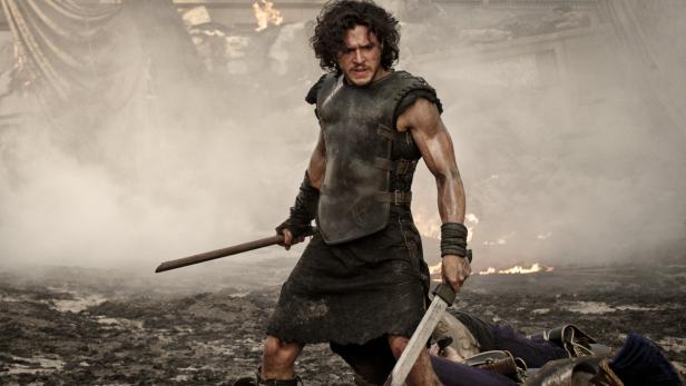 Kit Harington als Milo in „Pompeii“ inmitten einer Schlacht.