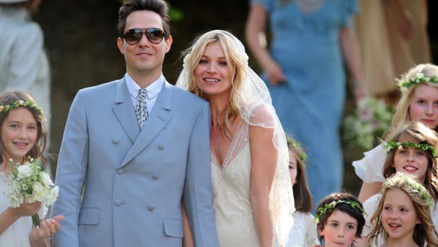 Kate Moss mit ihrem Ehemann und Blumenmädchen bei ihrer Hochzeit.