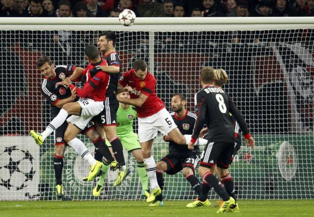 Fußballspieler kämpfen um den Ball vor dem Tor.