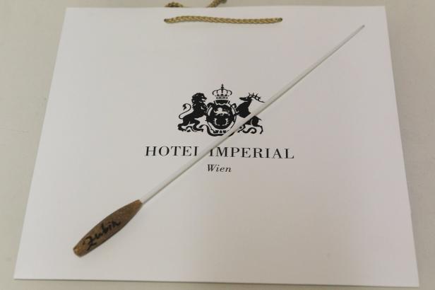 … Ein Taktstock mit der Aufschrift „Zubin“ liegt auf einer Tasche des Hotel Imperial Wien.
