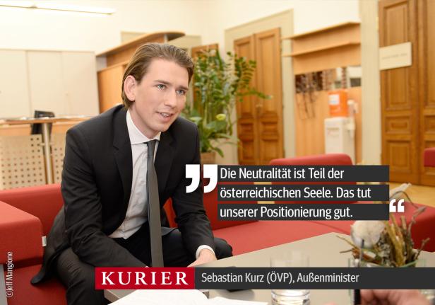 Sebastian Kurz (ÖVP), österreichischer Außenminister, sitzt auf einem roten Sofa.