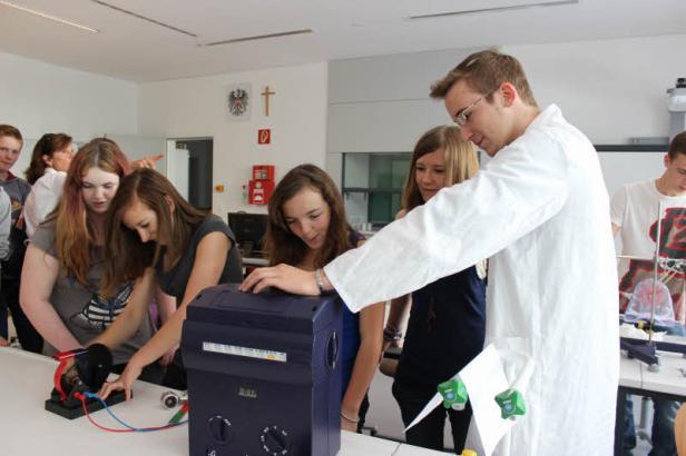 Schüler experimentieren im Physikunterricht mit einem Lehrer. Schüler experimentieren im Physikunterricht mit einem Lehrer.