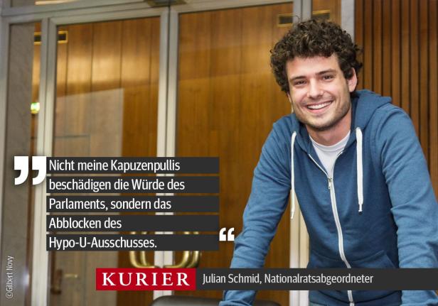 Ein lächelnder Julian Schmid, Nationalratsabgeordneter, in einem blauen Kapuzenpullover.
