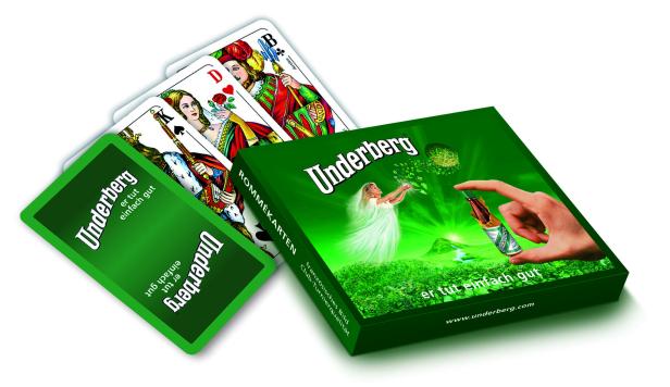 Ein Kartenspiel der Marke Underberg mit Rommé-Karten und einer Flasche des Kräuterlikörs.