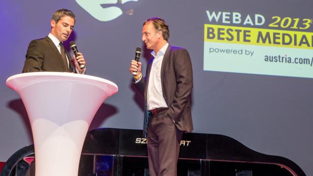 Zwei Männer sprechen auf einer Bühne bei der WebAd 2013 Preisverleihung. Zwei Männer sprechen auf einer Bühne bei der WebAd 2013 Preisverleihung.