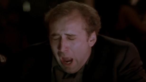 Nicolas Cage schreit in einer Szene aus dem Film „Vampire's Kiss“.