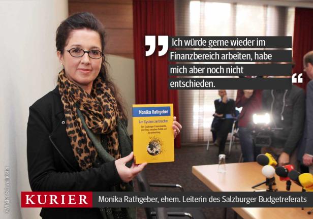 Monika Rathgeber hält ihr Buch „Am System zerbrochen“ in die Kamera.