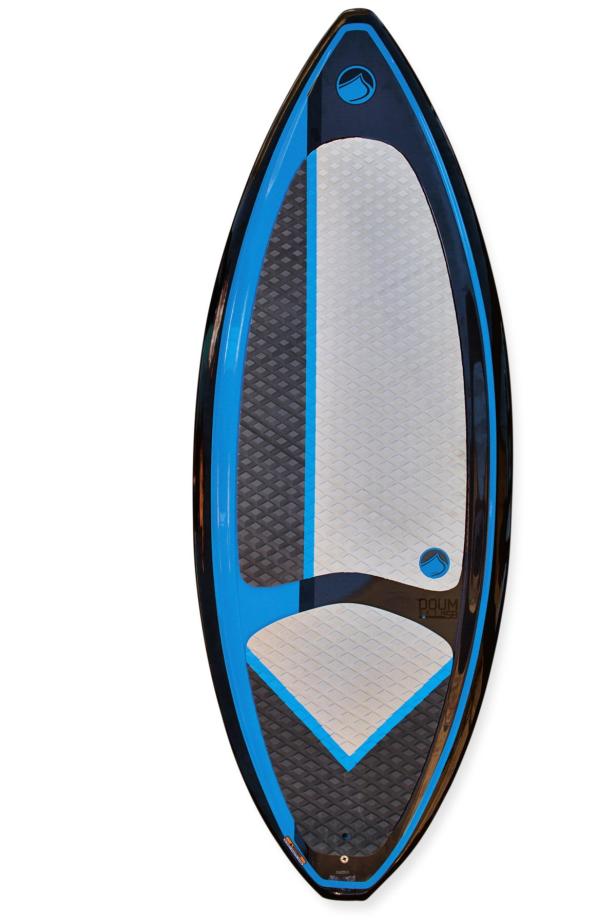 Ein blau-schwarzes DOUM Skimboard liegt auf dem Boden.