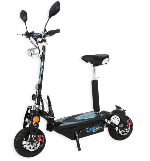 Ein schwarzer Elektroroller mit Sitz und Spiegeln steht vor einem weißen Hintergrund.