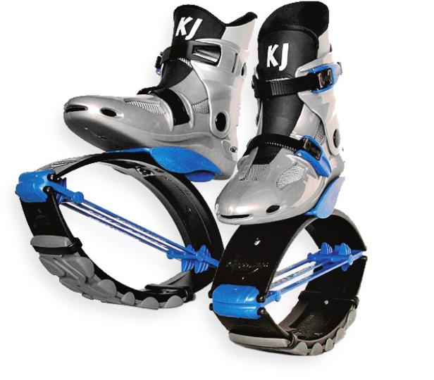 Zwei Kangoo Jumps Rebound Schuhe stehen auf einem weißen Hintergrund.