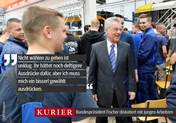 Bundespräsident Fischer diskutiert mit jungen Arbeitern.