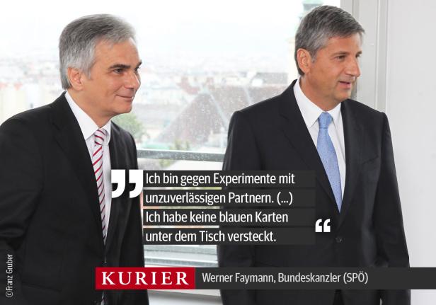 Werner Faymann, Bundeskanzler (SPÖ), im Gespräch mit einer anderen Person.