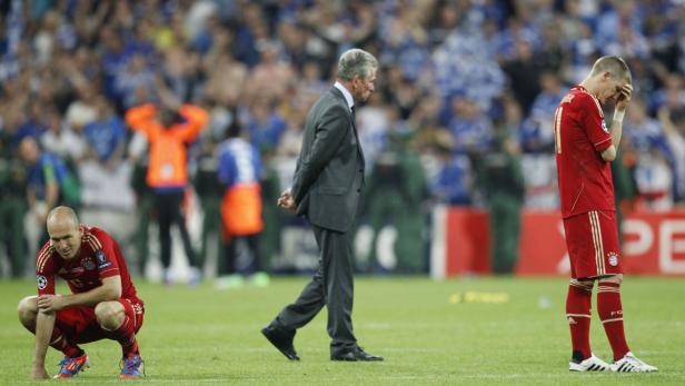 Enttäuschte Fußballspieler des FC Bayern München nach einer Niederlage, darunter Arjen Robben und Bastian Schweinsteiger.