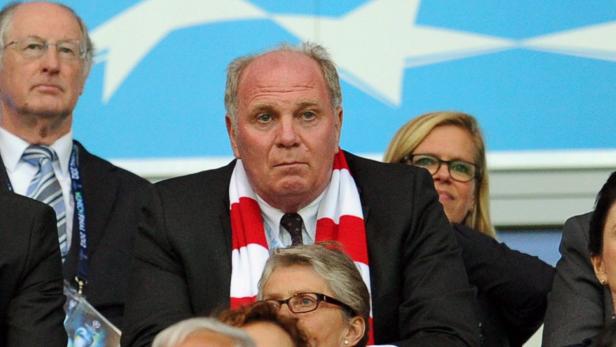 Uli Hoeneß mit einem Bayern-München-Schal auf der Tribüne.