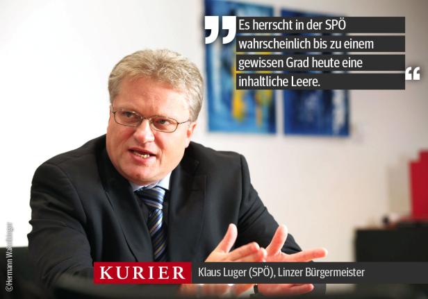 Klaus Luger, Bürgermeister von Linz, gestikuliert während eines Interviews.