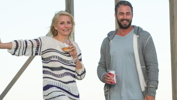 Cameron Diaz und Taylor Kinney posieren mit Getränken für ein Foto.