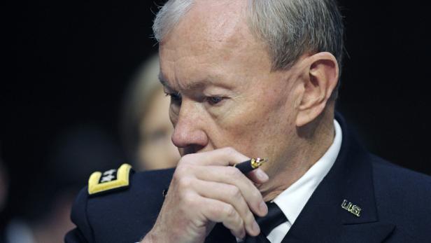 Ein Mann in Uniform hält einen Stift an sein Kinn.