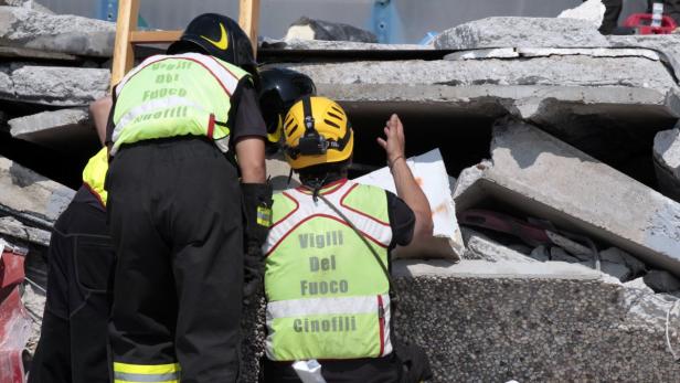 Sicherheitskräfte vor einer eingestürzten Fabrik in Medolla, Norditalien. Italien: Am Abend bebte erneut die Erde
