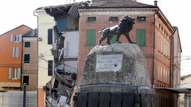 DapdA collapsed house is seen in Cavezzo, northern Italy, Wednesday, May 30, 2012. Tuesdays magnitude 5.8 temblor felled old buildings and new factories and warehouses in a swath of Italy north of Bologna that was still recovering from a stronger quake 9 Italien: Am Abend bebte erneut die Erde