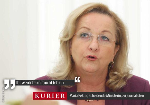 Maria Fekter, scheidende Ministerin, spricht zu Journalisten.