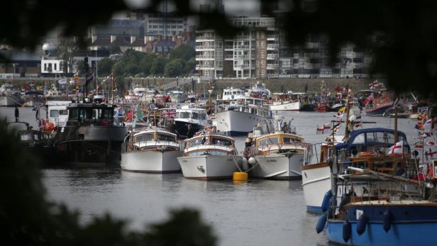Viele Boote liegen im Hafen, geschmückt mit Flaggen verschiedener Nationen.