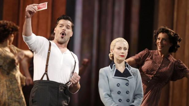 Szene aus dem Musical „Evita“ mit Ricky Martin als Che Guevara.