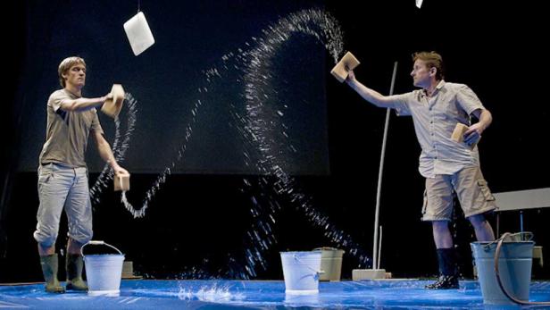 Ein bunter Spielbogen aus Wassertropfen