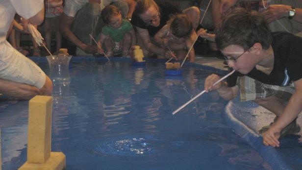 Ein bunter Spielbogen aus Wassertropfen