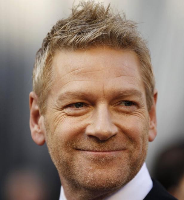 Porträt von Kenneth Branagh mit blonden Haaren und einem leichten Lächeln.