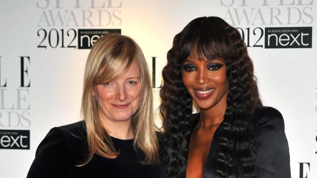 Naomi Campbell posiert mit einer blonden Frau bei den Elle Style Awards 2012.