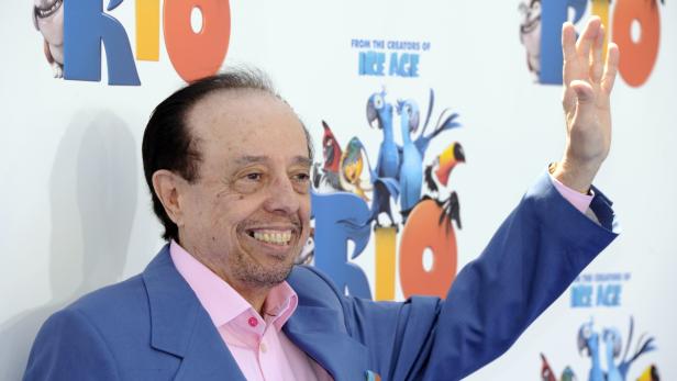 Sérgio Mendes posiert vor einem „Rio“-Filmposter.