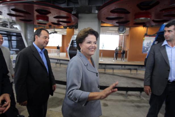 Dilma Rousseff bei der Ankunft an einer Seilbahnstation.
