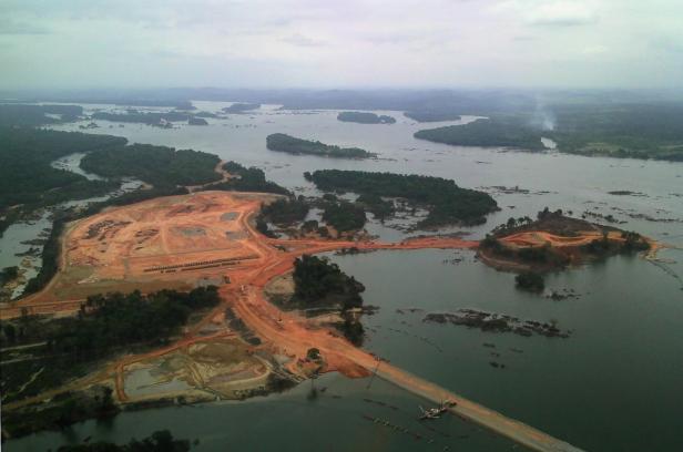 Luftaufnahme einer Baustelle an einem See mit mehreren Inseln.