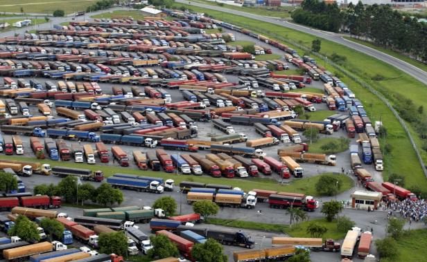 Ein Parkplatz ist voll mit vielen Lastwagen.