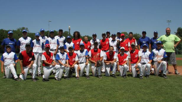 Ein slowakisches Baseballteam posiert für ein Gruppenfoto auf einem grünen Feld.
