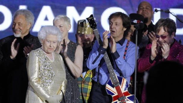 Königin Elisabeth II. steht mit Paul McCartney, Tom Jones, Annie Lennox und Elton John und klatscht.
