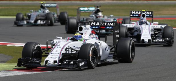 Hamilton gewinnt turbulentes Rennen in Silverstone
