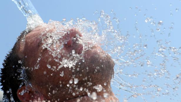 Ein Mann wird mit Wasser übergossen.