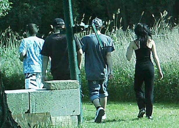 Eine Gruppe von Jugendlichen geht durch eine Wiese.