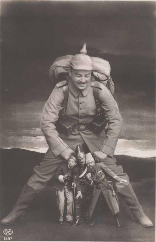 Ein lächelnder deutscher Soldat mit Pickelhaube scheint drei kleinere Soldaten zu unterdrücken.
