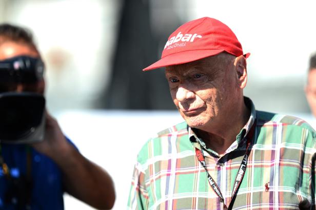 Niki Lauda mit roter Kappe und kariertem Hemd.