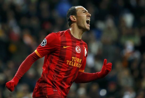Ein Fußballspieler von Galatasaray jubelt mit erhobenem Daumen.