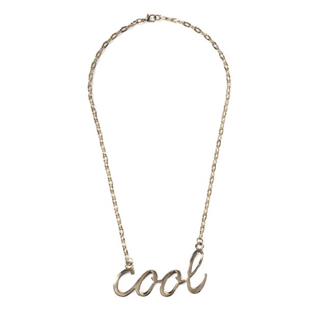 Eine goldene Halskette mit dem Schriftzug „cool“.