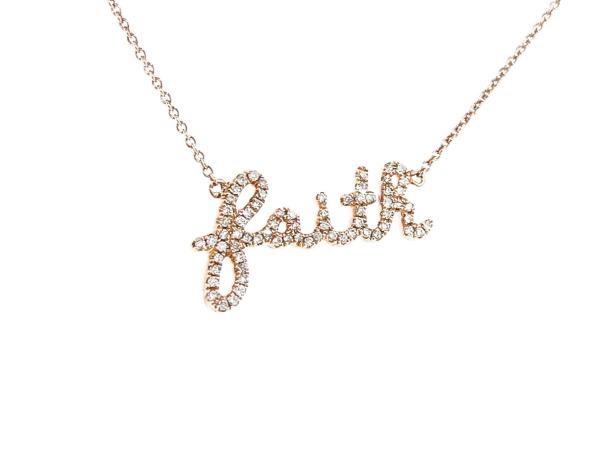 Eine goldene Halskette mit dem Wort „Faith“ aus Diamanten.