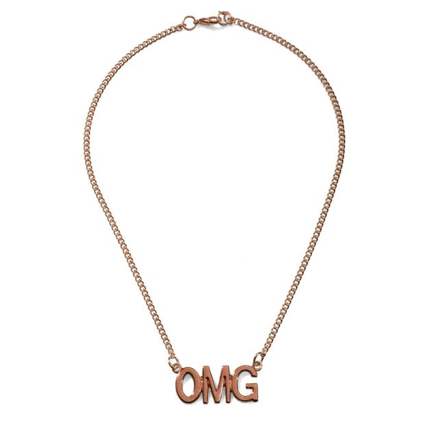 Eine goldene Halskette mit dem Schriftzug „OMG“.