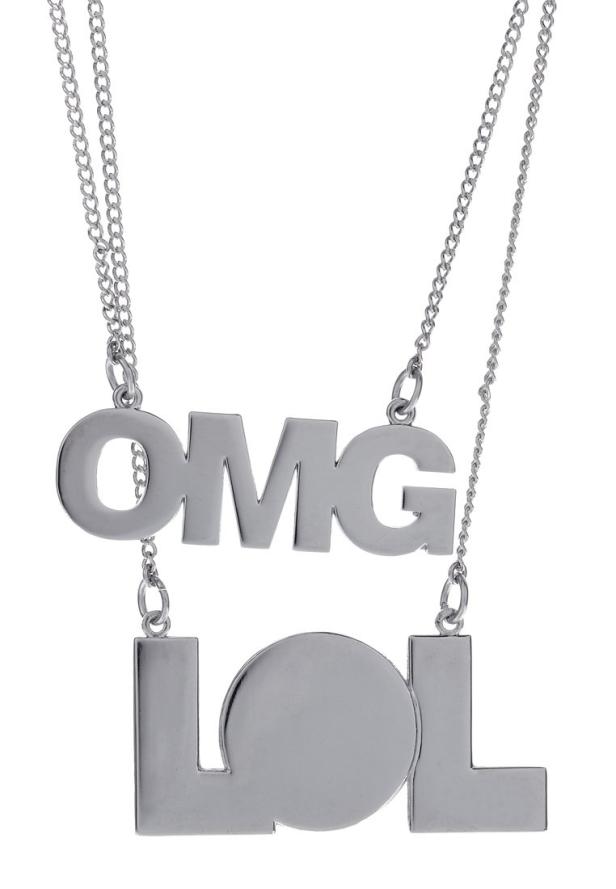 Eine silberne Halskette mit den Buchstaben „OMG“ und „LOL“.