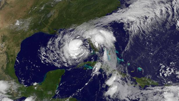 ReutersTropical Storm Isaac is seen in the Gulf of Mexico in this NOAA handout satellite image dated August 27, 2012. REUTERS/NASA/NOAA/GOES Project/Handout (UNITED STATES - Tags: ENVIRONMENT) FOR EDITORIAL USE ONLY. NOT FOR SALE FOR MARKETING OR ADVERTIS Ein Satellitenbild eines Hurrikans über dem Golf von Mexiko.