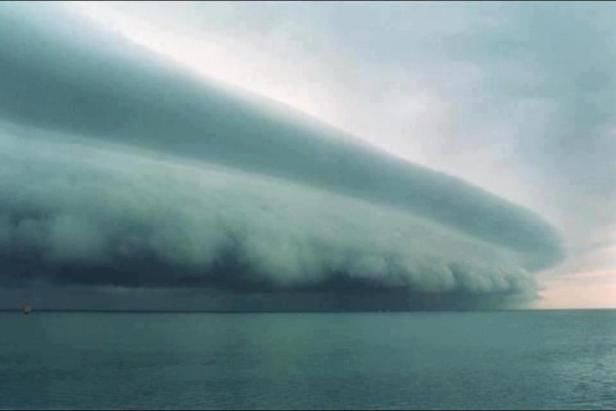Ein Facebook-User dokumentierte den herannahenden Sturm. Eine Shelf Cloud zieht über das Meer.