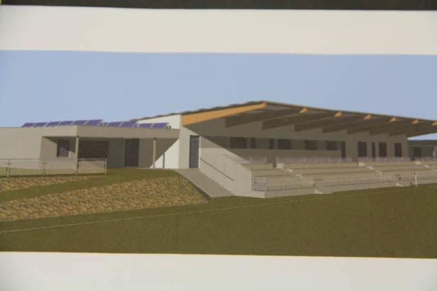 Eine Illustration eines modernen Gebäudes mit Solarpaneelen auf dem Dach und Tribünen davor. Eine Illustration eines modernen Gebäudes mit Solarpaneelen auf dem Dach und Tribünen davor.
