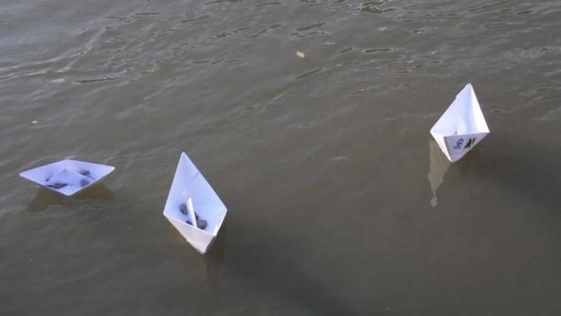 Tränen der Rührung beim Segeln mit Peace-Zeichen